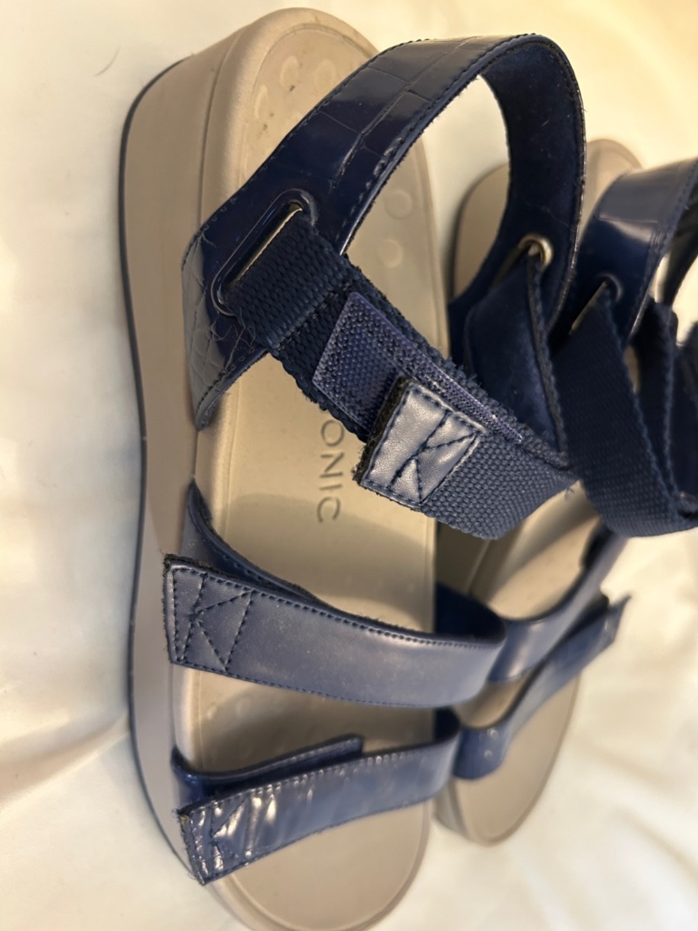 Vionic women’s Navy Adjustable Triple-Strap Sandals - Picture 4 of 6